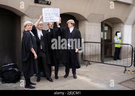 Die Barristers beginnen ihren ersten Streiktag mit einem Protest vor dem Central Criminal Court (The Old Bailey) wegen schlechter Arbeitsbedingungen und niedriger Bezahlung aufgrund einer unzureichenden Erhöhung der Anwaltskosten am 27.. Juni 202 in London, England. Diejenigen, die in England und Wales protestieren und keine Gerichte besuchen, könnten mit Disziplinarverfahren konfrontiert werden, warnt ein Richter. Stockfoto