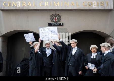 Die Barristers beginnen ihren ersten Streiktag mit einem Protest vor dem Central Criminal Court (The Old Bailey) wegen schlechter Arbeitsbedingungen und niedriger Bezahlung aufgrund einer unzureichenden Erhöhung der Anwaltskosten am 27.. Juni 202 in London, England. Diejenigen, die in England und Wales protestieren und keine Gerichte besuchen, könnten mit Disziplinarverfahren konfrontiert werden, warnt ein Richter. Stockfoto