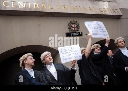 Die Barristers beginnen ihren ersten Streiktag mit einem Protest vor dem Central Criminal Court (The Old Bailey) wegen schlechter Arbeitsbedingungen und niedriger Bezahlung aufgrund einer unzureichenden Erhöhung der Anwaltskosten am 27.. Juni 202 in London, England. Diejenigen, die in England und Wales protestieren und keine Gerichte besuchen, könnten mit Disziplinarverfahren konfrontiert werden, warnt ein Richter. Stockfoto