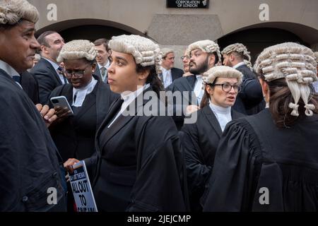 Die Barristers beginnen ihren ersten Streiktag mit einem Protest vor dem Central Criminal Court (The Old Bailey) wegen schlechter Arbeitsbedingungen und niedriger Bezahlung aufgrund einer unzureichenden Erhöhung der Anwaltskosten am 27.. Juni 202 in London, England. Diejenigen, die in England und Wales protestieren und keine Gerichte besuchen, könnten mit Disziplinarverfahren konfrontiert werden, warnt ein Richter. Stockfoto