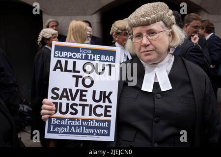 Die Barristers beginnen ihren ersten Streiktag mit einem Protest vor dem Central Criminal Court (The Old Bailey) wegen schlechter Arbeitsbedingungen und niedriger Bezahlung aufgrund einer unzureichenden Erhöhung der Anwaltskosten am 27.. Juni 202 in London, England. Diejenigen, die in England und Wales protestieren und keine Gerichte besuchen, könnten mit Disziplinarverfahren konfrontiert werden, warnt ein Richter. Stockfoto