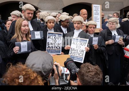 Die Barristers beginnen ihren ersten Streiktag mit einem Protest vor dem Central Criminal Court (The Old Bailey) wegen schlechter Arbeitsbedingungen und niedriger Bezahlung aufgrund einer unzureichenden Erhöhung der Anwaltskosten am 27.. Juni 202 in London, England. Diejenigen, die in England und Wales protestieren und keine Gerichte besuchen, könnten mit Disziplinarverfahren konfrontiert werden, warnt ein Richter. Stockfoto