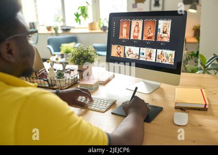 Foto-Editor arbeiten auf Desktop-Computer am Schreibtisch Retusche Foto mit Bildbearbeitungssoftware Stockfoto