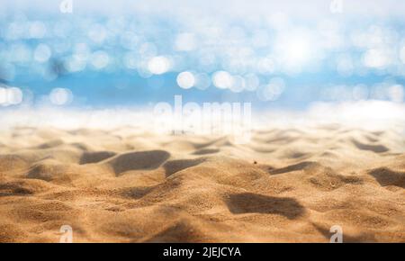 Wunderschöne tropische Strände und Meer mit blauem Hintergrund Strand auf hellblauem Himmel Hintergrund Stockfoto