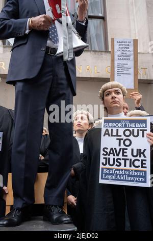 Die Barristers beginnen ihren ersten Streiktag mit einem Protest vor dem Central Criminal Court (The Old Bailey) wegen schlechter Arbeitsbedingungen und niedriger Bezahlung aufgrund einer unzureichenden Erhöhung der Anwaltskosten am 27.. Juni 202 in London, England. Diejenigen, die in England und Wales protestieren und keine Gerichte besuchen, könnten mit Disziplinarverfahren konfrontiert werden, warnt ein Richter. Stockfoto