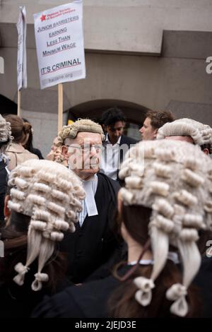 Die Barristers beginnen ihren ersten Streiktag mit einem Protest vor dem Central Criminal Court (The Old Bailey) wegen schlechter Arbeitsbedingungen und niedriger Bezahlung aufgrund einer unzureichenden Erhöhung der Anwaltskosten am 27.. Juni 202 in London, England. Diejenigen, die in England und Wales protestieren und keine Gerichte besuchen, könnten mit Disziplinarverfahren konfrontiert werden, warnt ein Richter. Stockfoto