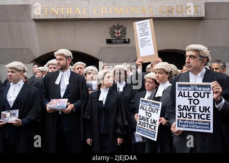 Die Barristers beginnen ihren ersten Streiktag mit einem Protest vor dem Central Criminal Court (The Old Bailey) wegen schlechter Arbeitsbedingungen und niedriger Bezahlung aufgrund einer unzureichenden Erhöhung der Anwaltskosten am 27.. Juni 202 in London, England. Diejenigen, die in England und Wales protestieren und keine Gerichte besuchen, könnten mit Disziplinarverfahren konfrontiert werden, warnt ein Richter. Stockfoto