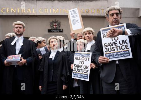 Die Barristers beginnen ihren ersten Streiktag mit einem Protest vor dem Central Criminal Court (The Old Bailey) wegen schlechter Arbeitsbedingungen und niedriger Bezahlung aufgrund einer unzureichenden Erhöhung der Anwaltskosten am 27.. Juni 202 in London, England. Diejenigen, die in England und Wales protestieren und keine Gerichte besuchen, könnten mit Disziplinarverfahren konfrontiert werden, warnt ein Richter. Stockfoto