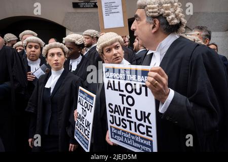 Die Barristers beginnen ihren ersten Streiktag mit einem Protest vor dem Central Criminal Court (The Old Bailey) wegen schlechter Arbeitsbedingungen und niedriger Bezahlung aufgrund einer unzureichenden Erhöhung der Anwaltskosten am 27.. Juni 202 in London, England. Diejenigen, die in England und Wales protestieren und keine Gerichte besuchen, könnten mit Disziplinarverfahren konfrontiert werden, warnt ein Richter. Stockfoto