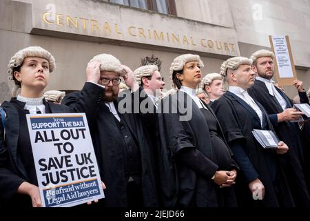 Die Barristers beginnen ihren ersten Streiktag mit einem Protest vor dem Central Criminal Court (The Old Bailey) wegen schlechter Arbeitsbedingungen und niedriger Bezahlung aufgrund einer unzureichenden Erhöhung der Anwaltskosten am 27.. Juni 202 in London, England. Diejenigen, die in England und Wales protestieren und keine Gerichte besuchen, könnten mit Disziplinarverfahren konfrontiert werden, warnt ein Richter. Stockfoto