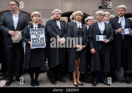 Die Barristers beginnen ihren ersten Streiktag mit einem Protest vor dem Central Criminal Court (The Old Bailey) wegen schlechter Arbeitsbedingungen und niedriger Bezahlung aufgrund einer unzureichenden Erhöhung der Anwaltskosten am 27.. Juni 202 in London, England. Diejenigen, die in England und Wales protestieren und keine Gerichte besuchen, könnten mit Disziplinarverfahren konfrontiert werden, warnt ein Richter. Stockfoto