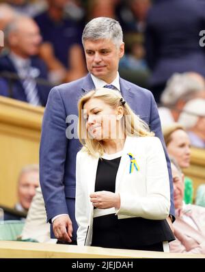 Botschafter der Ukraine im Vereinigten Königreich, Vadym Prystaiko, mit seiner Frau Inna in der Royal Box am ersten Tag der Wimbledon Championships 2022 im All England Lawn Tennis and Croquet Club, Wimbledon. Bilddatum: Montag, 27. Juni 2022. Stockfoto