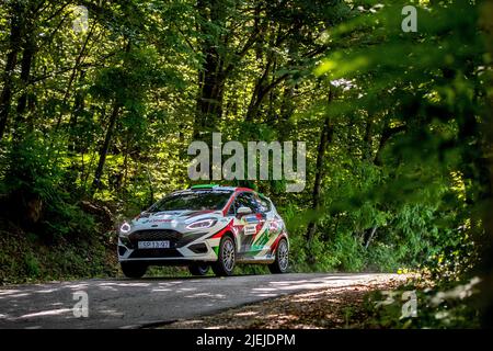 Janos Szilagyi und Alexandra Varadi aus Ungarn bei der Ford Fiesta Rally4 während des letzten Tages des internationalen Wettbewerbs Zagreb Open INA Delta Rally organisiert vom Zagreb Auto Club 'Delta' in Okic, Kroatien am 26. Juni 2022. Foto: Igor Kralj/PIXSELL Stockfoto