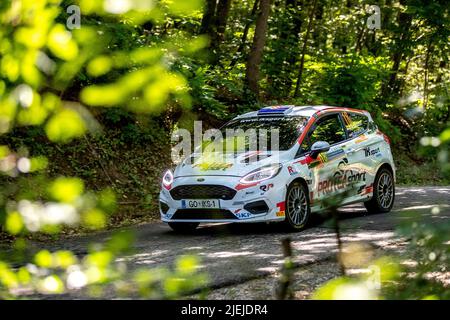 Kresimir Ravenscak und Dora Ravenscak aus Kroatien in Ford Fiesta Rally4 während des letzten Tages des internationalen Wettbewerbs Zagreb Open INA Delta Rally organisiert vom Zagreb Auto Club 'Delta' in Okic, Kroatien am 26. Juni 2022. Foto: Igor Kralj/PIXSELL Stockfoto