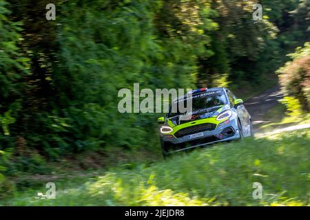 Jan Medved und Izidor Savelj aus Slowenien bei der Ford Fiesta Rally4 am letzten Tag des internationalen Wettbewerbs Zagreb Open INA Delta Rally, der vom Zagreb Auto Club 'Delta' in Okic, Kroatien, am 26. Juni 2022 organisiert wurde. Foto: Igor Kralj/PIXSELL Stockfoto