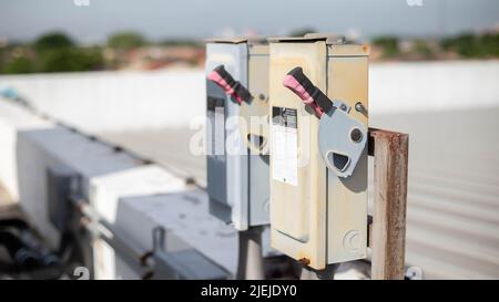 Elektrischer Sicherheitsschalterkasten auf isolierter Hintergrund.Hauptschaltsteuerung für elektrische Schaltung. Stockfoto