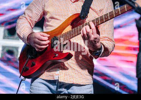 Künstler spielt E-Gitarre auf der Bühne Stockfoto