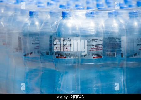 REGION ZAKARPATTIA, UKRAINE - 24. JUNI 2022 - Wasser in Flaschen, das vom Zakarpattya-Fonds Memory and Roots zur Verfügung gestellt wird, soll in abfallender Form an die Städte geschickt werden Stockfoto