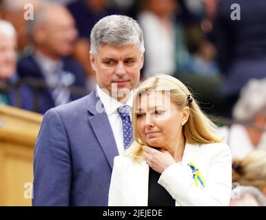 Botschafter der Ukraine im Vereinigten Königreich, Vadym Prystaiko, mit seiner Frau Inna (vorne) in der Royal Box am ersten Tag der Wimbledon Championships 2022 beim All England Lawn Tennis and Croquet Club, Wimbledon. Bilddatum: Montag, 27. Juni 2022. Stockfoto