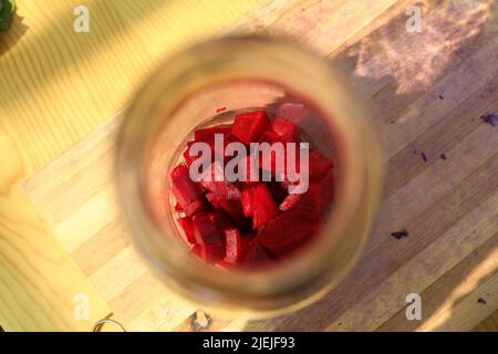 Flasche fermentierter Rote Beete. Gesundes Rezept, während Sie einen Permakultur-Kurs Stockfoto