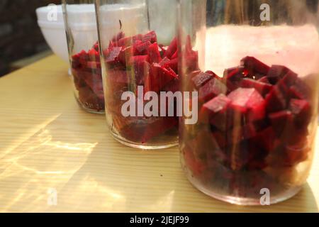 Flasche fermentierter Rote Beete. Gesundes Rezept, während Sie einen Permakultur-Kurs Stockfoto