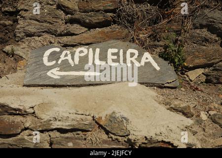 Capileira Zeichen auf Felsen in natürlichen Pfad Stockfoto