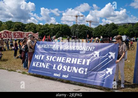 Elmau, Deutschland. 25.. Juni 2022. Am 25. Juni 2022 nehmen Menschen an einer Protestdemonstration gegen den Gipfel der Gruppe der Sieben (G7) in München Teil. Quelle: Ren Ke/Xinhua/Alamy Live News Stockfoto