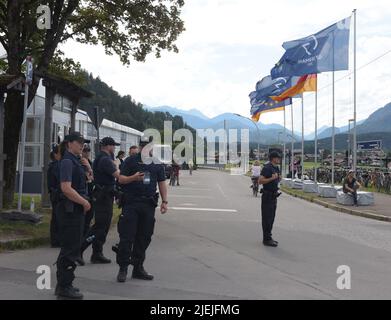 Elmau, Deutschland. 26.. Juni 2022. Polizeistreife vor dem internationalen Medienzentrum während des Gipfeltreffens der Gruppe der Sieben (G7) in Garmisch-Partenkirchen, Deutschland, 26. Juni 2022. Kredit: Guo Chen/Xinhua/Alamy Live Nachrichten Stockfoto