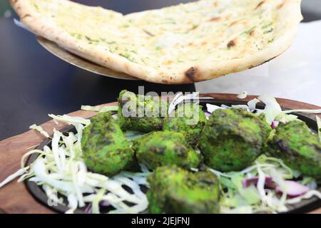 Grünes Huhn Tikka mit Knoblauch Naan Stockfoto