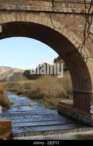 Kleiner Fluss unter einer Brücke im Berg der Alpujarra in Andalusien, Spanien Stockfoto