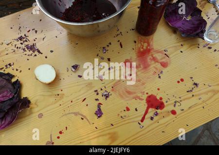 Flasche fermentierter Rote Beete. Gesundes Rezept, während Sie einen Permakultur-Kurs Stockfoto