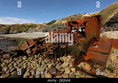 Schiffswrack am steinigen Strand Stockfoto