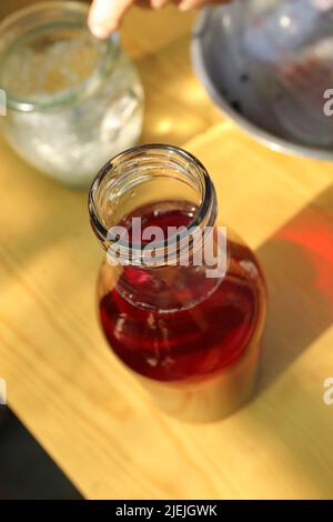 Flasche fermentierter Rote Beete. Gesundes Rezept, während Sie einen Permakultur-Kurs Stockfoto