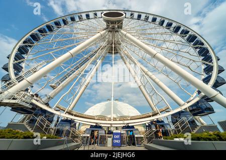 Ultrabreites Foto, das die gesamte Struktur des Centennial Wheel, eines Riesenrads am Navy Pier, Chicago, IL, USA, zeigt Stockfoto