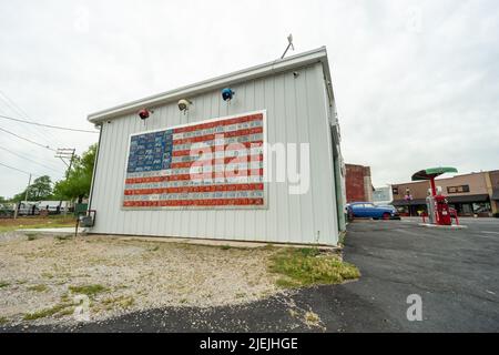 US-Flagge oder -Sterne und Streifen aus Kennzeichen oder Nummernschildern an der Wand von Gearhead Cureys, Route 66, Galena, Kansas KS, USA Stockfoto