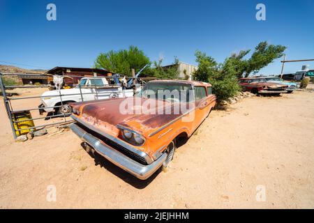 Klassischer Mercury Commuter Wagen mit verblassenem orangefarbenem Lack, Hackberry General Store, Hackberry, AZ, USA. Route 66 Arizona Stockfoto
