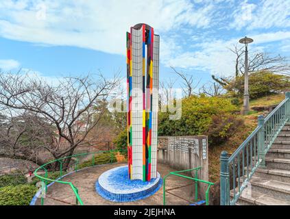 nagasaki, kyushu - 11 2021. dezember: Denkmal in Form einer griechischen olympischen Friedensflamme, genannt das Feuer des Gelübdes, das Nagasaki zum letzten Atom machen soll Stockfoto