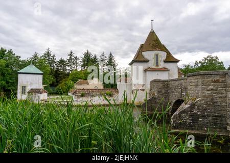 St. Andrews, Großbritannien - 21. Juni 2022: Blick auf das niederländische Dorf und den See im Craigtoun Country Park Stockfoto