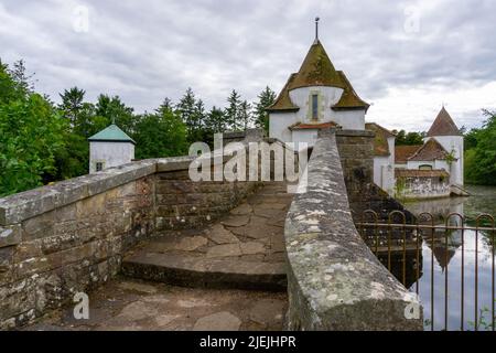 St. Andrews, Großbritannien - 21. Juni 2022: Blick auf das niederländische Dorf und den See im Craigtoun Country Park Stockfoto