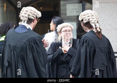 London, Großbritannien, 27. Juni 2022: Vor dem Central Criminal Court (Old Bailey) bilden Junior-Barristers eine Streikposten und streiken, um gegen die sehr geringe Bezahlung zu protestieren, die sie für Strafverfahren erhalten, die unter dem Mindestlohn liegen. Die Löhne sind so niedrig, dass der Beruf neu qualifiziertes Personal diskriminiert, das kein Familiengeld hat, um sie zu unterstützen. Anna Watson/Alamy Live News Stockfoto