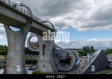 Falkirk, Großbritannien - 19. Juni 2022: Blick auf den hydraulischen Falkirk Wheel-Bootslift, der ein Boot vom unteren zum oberen Kanal transportiert Stockfoto