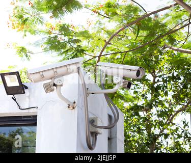 Außerhalb des Sicherheitskonzepts des Gebäudes installierte CCTV-Kameras. Stockfoto