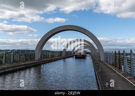 Falkirk, Großbritannien - 19. Juni 2022: Blick auf eine Touristenbootsfahrt auf dem Union Canal nach der Abfahrt. Der hydraulische Bootslift Falkirk Wheel Stockfoto