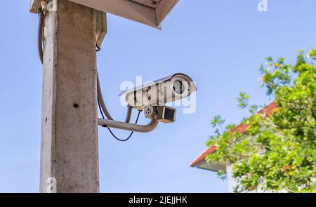 Außerhalb des Sicherheitskonzepts des Gebäudes installierte CCTV-Kameras. Stockfoto