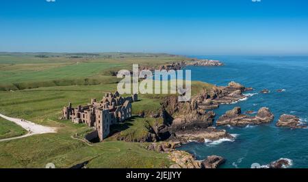 Cruden Bay, Großbritannien - 23. Juni 2022: Panorama-Drohnenansicht von Slains Castle und der wilden Küste von Aberdeenshire Stockfoto