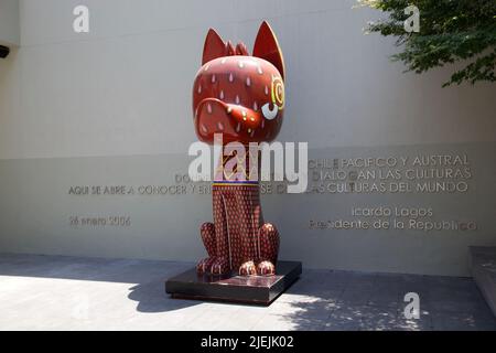 Skulptur am Eingang des Kulturzentrums Palacio de La Moneda in Santiago de Chile, Chile. Das Kulturzentrum befindet sich unter der Bürgerschaft Stockfoto