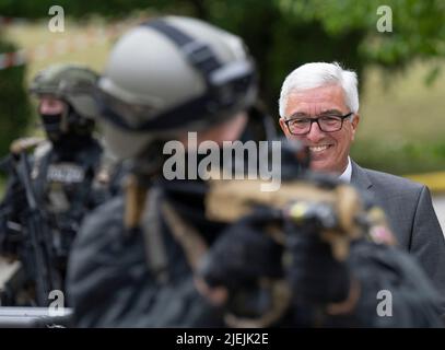 Mainz, Deutschland. 27.. Juni 2022. Roger Lewentz (SPD, r), Innenminister von Rheinland-Pfalz, beobachtet eine SEK-Übung mit Beamten des Polizeisonderkommandos Rheinland-Pfalz (SEK). Der SEK ist auf vier Standorte in Rheinland-Pfalz verteilt. Quelle: Boris Roessler/dpa/Alamy Live News Stockfoto