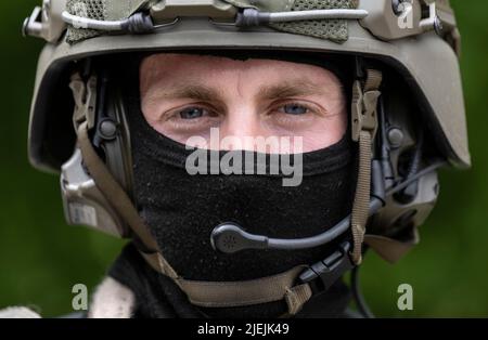 Mainz, Deutschland. 27.. Juni 2022. Ein Offizier des Sondereinsatzkommandos (SEK) der Rheinland-pfälzischen Polizei wartet während einer Übung auf seinen Einsatz. Der SEK ist auf vier Standorte in Rheinland-Pfalz verteilt. Quelle: Boris Roessler/dpa/Alamy Live News Stockfoto