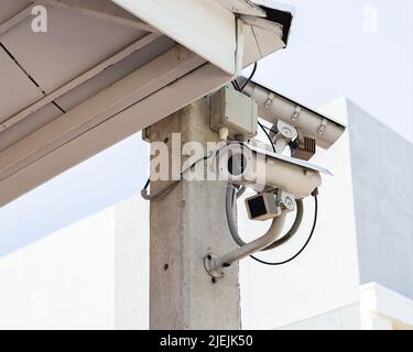 Außerhalb des Sicherheitskonzepts des Gebäudes installierte CCTV-Kameras. Stockfoto