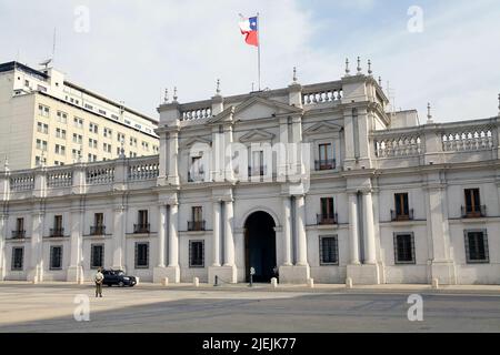 Vorderansicht des Palastes La Moneda, Santiago de Chile, Chile. Der Palast La Moneda ist der Sitz des Präsidenten der Republik Chile. Es wurde von mir entworfen Stockfoto